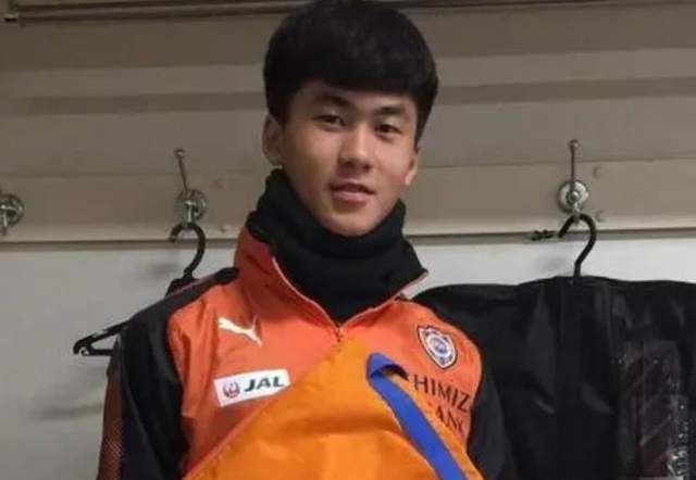 主演新剧《肯尼迪》聚焦著名政治家族 2 堪比时装周!