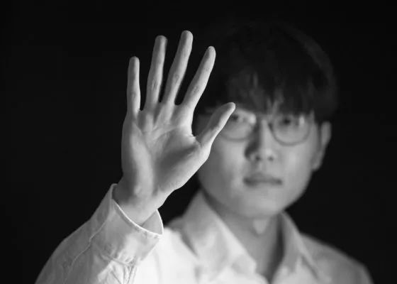 侃爷带儿子出街 新娇妻以独特造型同行 2023-06-05 日前,美国加州洛杉矶,“侃爷”坎耶·韦斯特与新婚娇妻Bianca Censori,带着小儿子出街,侃爷为Bianca打造的新造型,再度成为网友热议的焦点。
