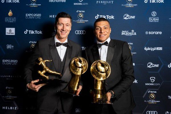 波特曼一袭白裙优雅高贵,“雷神”兄弟左右相伴,好像两个护花使者。
